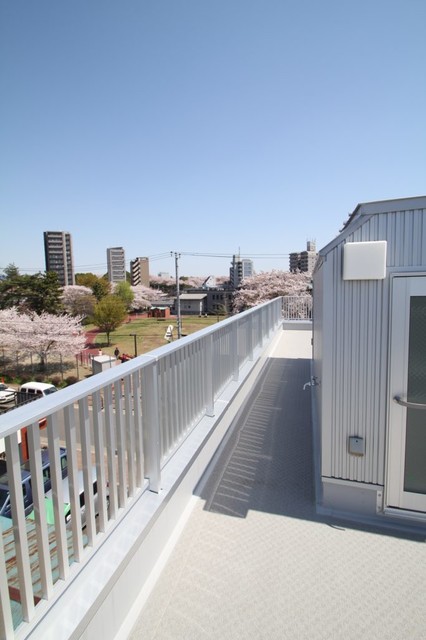 洗濯を効率的に仕舞う間取りプラン サンルームで部屋干し 住宅密集地では屋上 たたんで しまう 効率的な部屋の作り方 Scandinave Veranda Et Verriere Autres Perimetres Par 株式会社小木野貴光アトリエ一級建築士事務所 Houzz