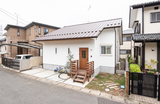 漆喰と勾配天井のパイン材に包まれた大きな吹抜けのある可愛らしい平屋 北欧 家の外観 他の地域 有限会社家づくり舎ファミリー Houzz ハウズ