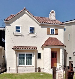 煉瓦の煙突のある漆喰塗りの家 Farmhouse Exterior Other By 株式会社 Sala S サラズ Houzz