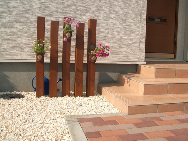 玄関前の小さな可愛いレンガの花壇 Estilo Craftsman Fachada Sapporo De 株式会社 六光園 Garden Life ｶﾞｰﾃﾞﾝﾗｲﾌ Houzz