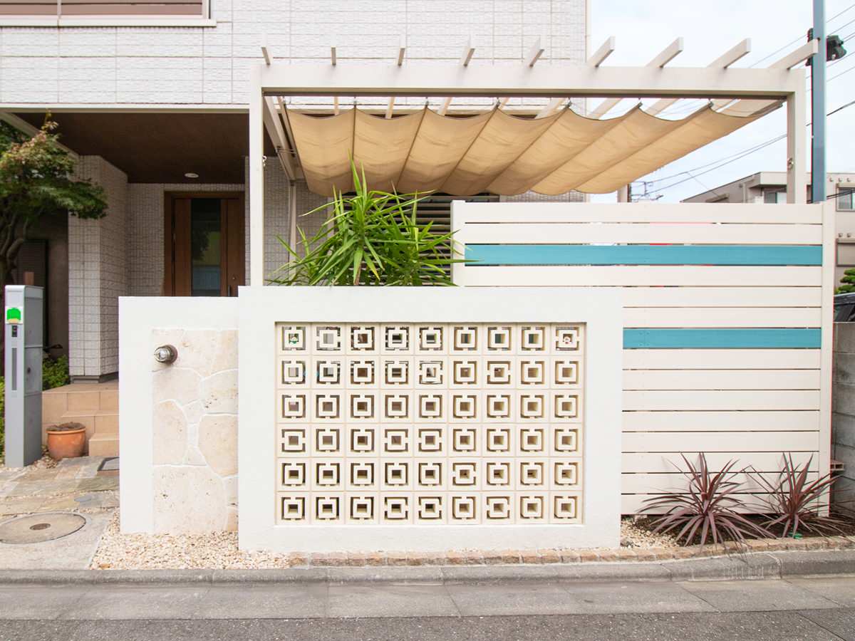 珊瑚石と有孔ブロックで西海岸風デッキテラス Beach Style Exterior Other By 株式会社healthegarden Houzz