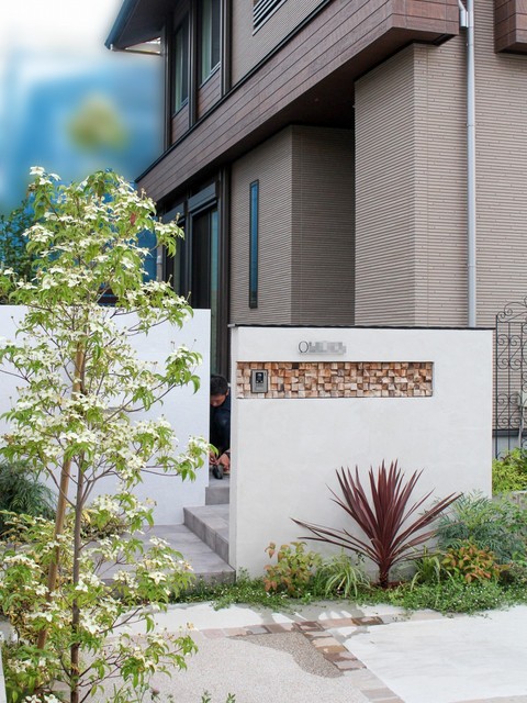 異素材の組み合わせと植栽で魅せる門まわり モダン 家の外観 他の地域 株式会社ボックスウッド Houzz ハウズ