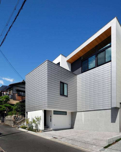 小高い傾斜地に建つスキップフロアの家 Houzz ハウズ