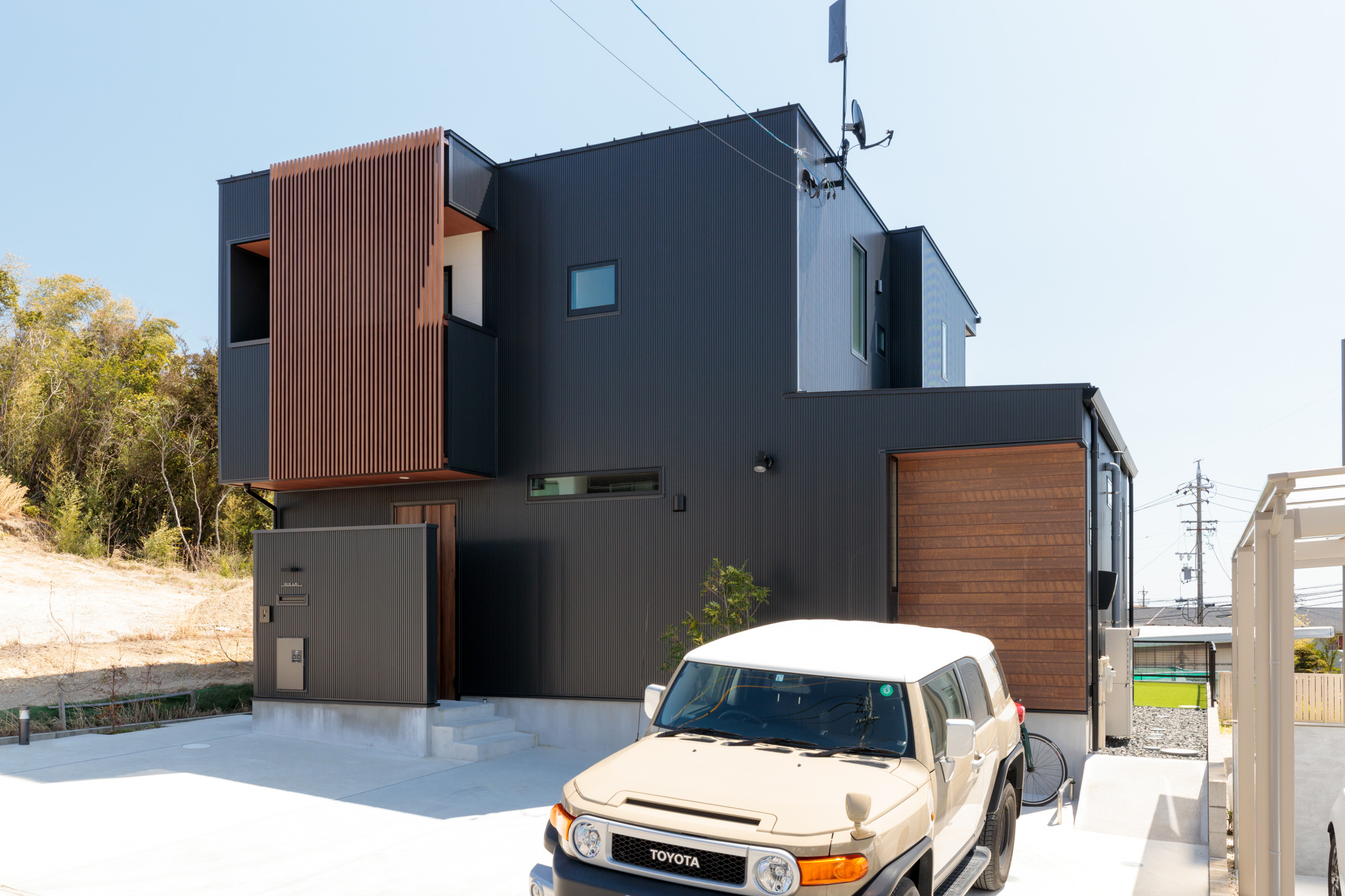 繊細な縦格子がアクセント 黒いガルバの家 Modern Exterior Other By ナイトウタカシ建築設計事務所 Houzz