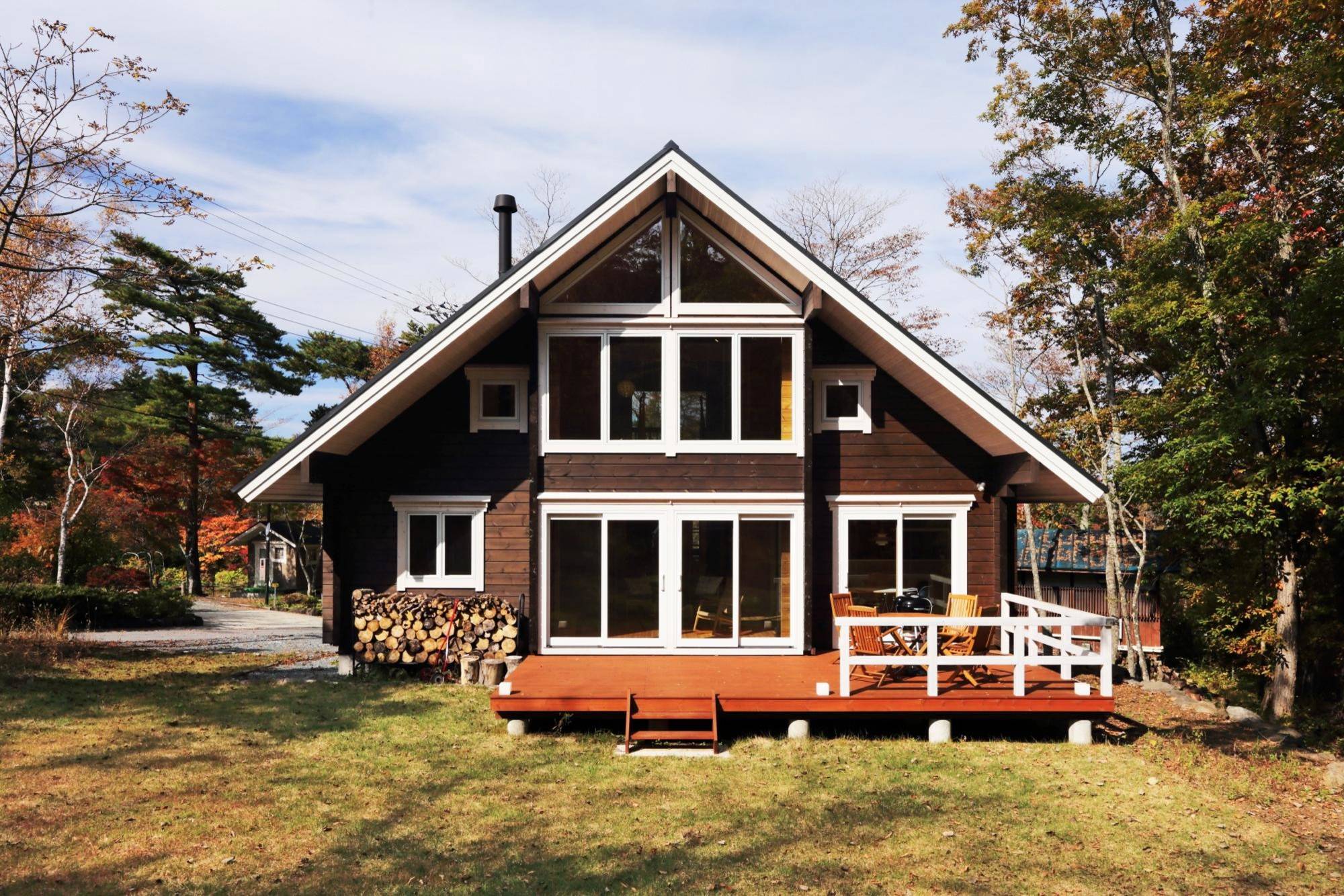 落ち着いた外観に開放感のあるインテリアが際立つ別荘ログハウス Scandinavian Exterior By 株式会社 Taloインターナショナル Houzz