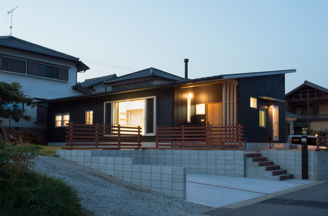 薪ストーブのある木造平屋 Japones Fachada Otras Zonas De 住まい工房たくみ設計 Houzz