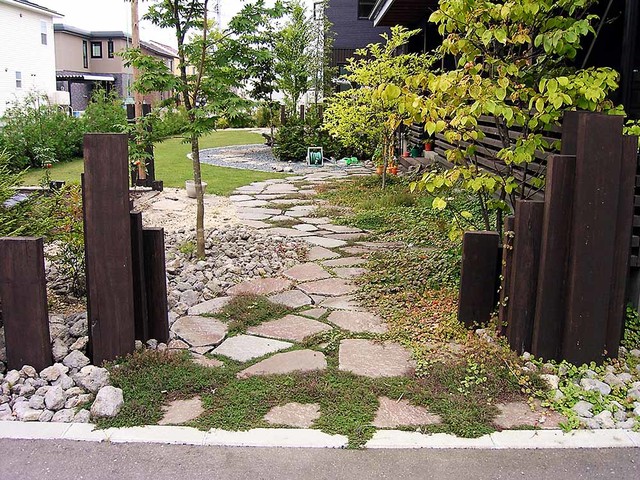 鉄平石のアプローチ Traditional House Exterior Other By トカチのカタチ 庭十勝 Houzz Ie