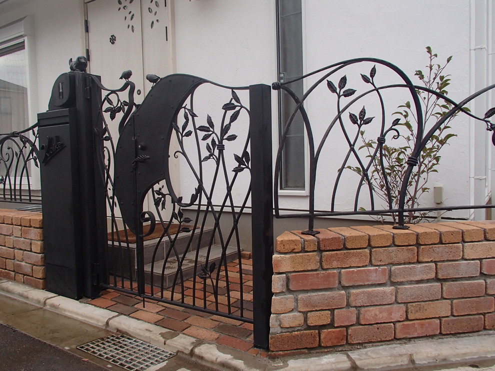 隠し絵の像がいる門扉とフェンス Classique Facade Autres Perimetres Par Page One Houzz