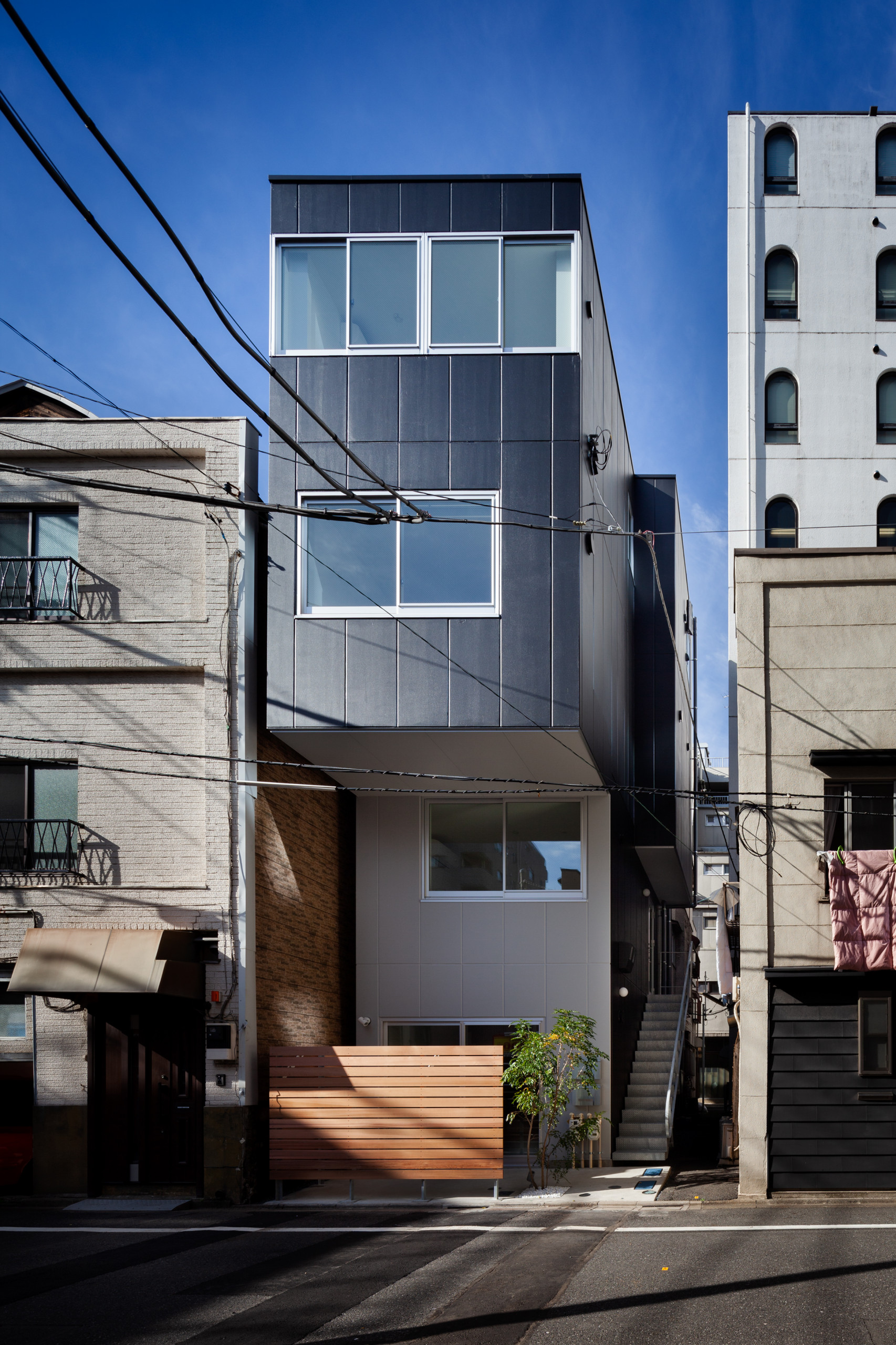 隣地境界線から10センチ離れた位置に立つ４階建ての重層長屋 Modern Exterior Tokyo By 角倉剛建築設計事務所 Houzz