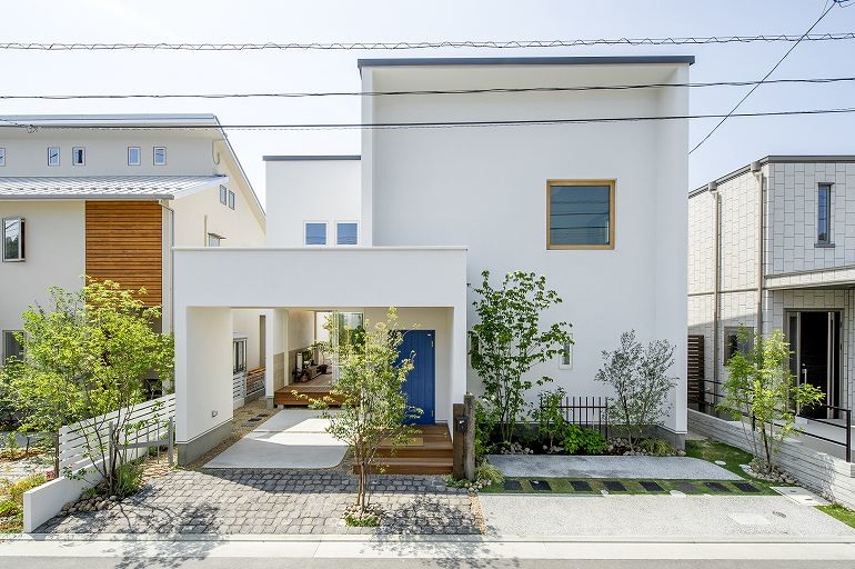 青いドアが目印 家事動線を考えたスタイリッシュな家 Craftsman Exterior Other By All House オールハウス株式会社 Houzz