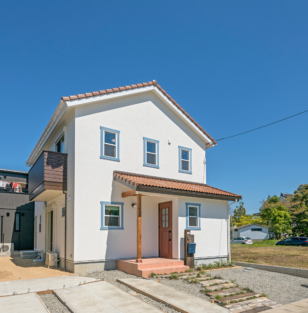 青い窓枠がかわいいお家 Casa De Campo Fachada Nagoya De 株式会社夢工房キッチンくらぶ Houzz