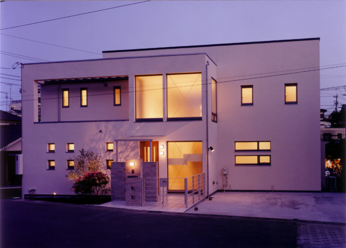 高台に建つ白壁のリゾート風住宅 Scandinavian Exterior Other By 豊田空間デザイン室 一級建築士事務所 Houzz