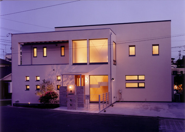 高台に建つ白壁のリゾート風住宅 Skandinavskij Fasad Doma Drugoe Ot Eksperta 豊田空間デザイン室 一級建築士事務所 Houzz Rossiya