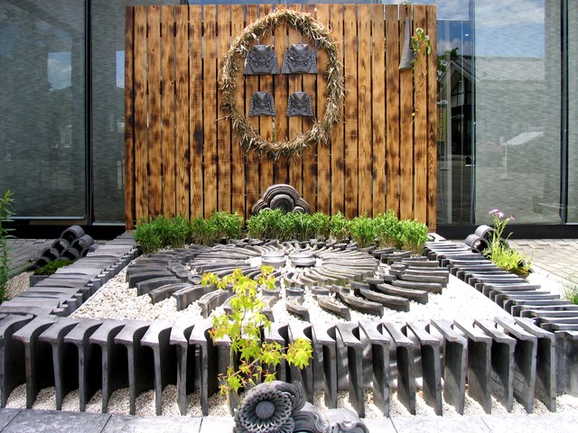 鬼面のある 古瓦 枯山水庭園 古瓦のreuse リユース 坪庭庭園 和室 和風 家の外観 他の地域 フォレスト建築研究所 一級建築士事務所 Houzz ハウズ