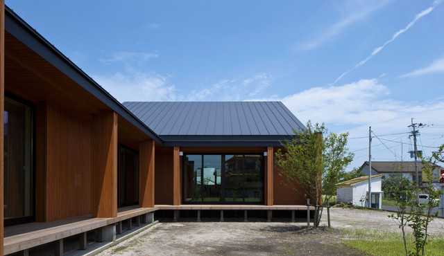 鹿屋の家 大きい三角屋根と小さい三角屋根 縁側のある空間 Traditional House Exterior Other By 一級建築士事務所 有限会社長井義紀建築設計事務所 Houzz Uk
