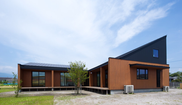 鹿屋の家 大きい三角屋根と小さい三角屋根 縁側のある空間 Classique Facade Autres Perimetres Par 一級建築士事務所 有限会社長井義紀建築設計事務所 Houzz