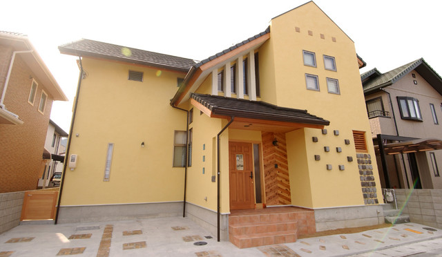 黄色い壁の家 Exotique Autres Perimetres Par 宇川建築計画事務所