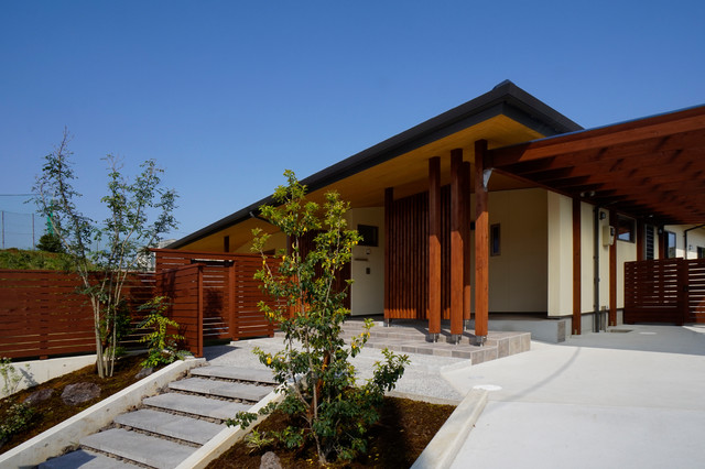 深い軒の外部空間とﾊﾟﾃｨｵで子育てを楽しむ 暮らしを愉しむ平屋の家 Modern Exterior Fukuoka By 西薗守 住空間設計室 Houzz