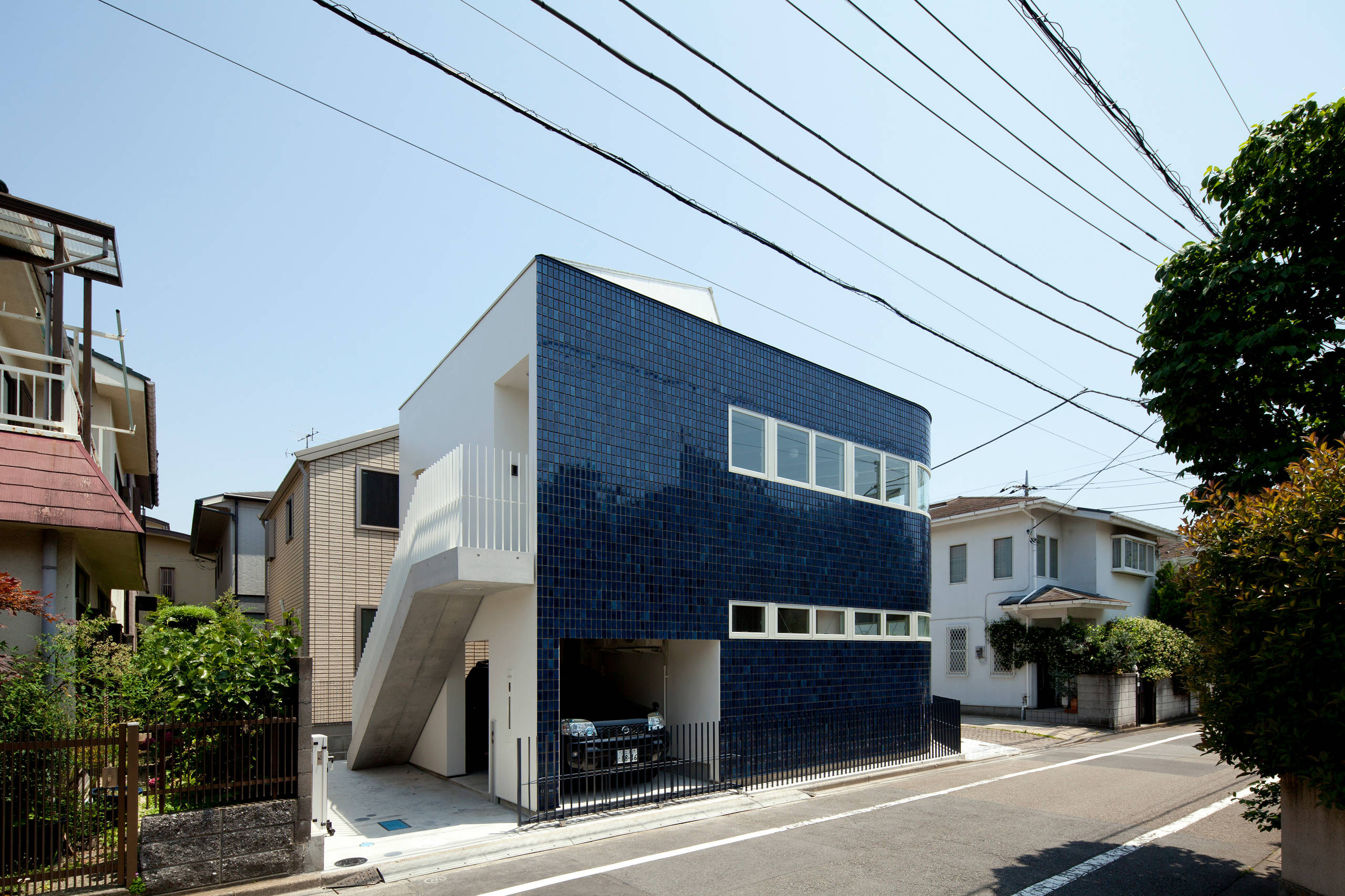 Half Half House Asian Exterior Tokyo By 中佐昭夫 ナフ アーキテクト デザイン Houzz