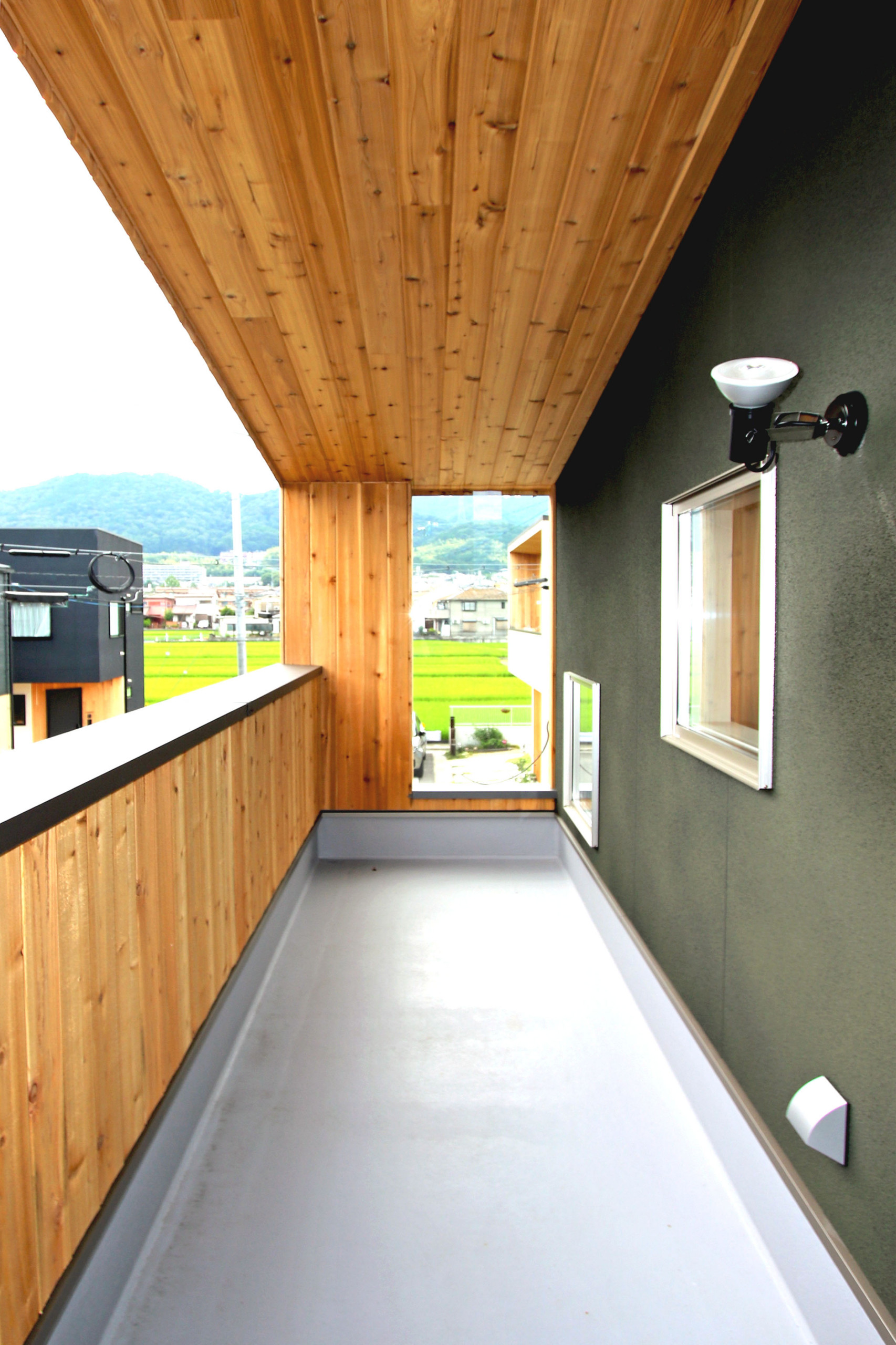 木目調のおしゃれな家の外観 緑の外壁 の画像 21年10月 Houzz ハウズ