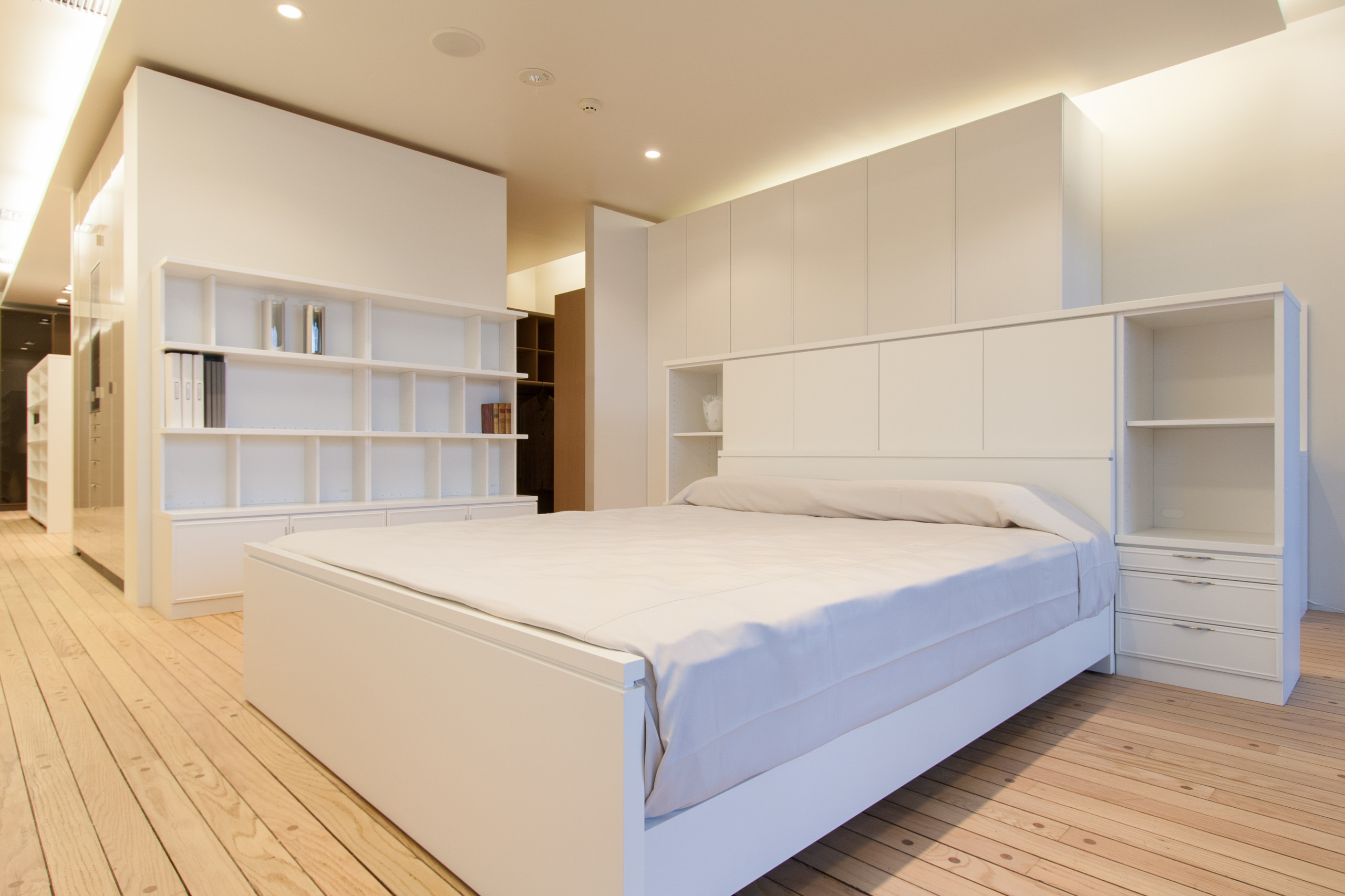 ベッドルーム Modern Bedroom Tokyo Suburbs By ギャラリー収納 青山 Houzz