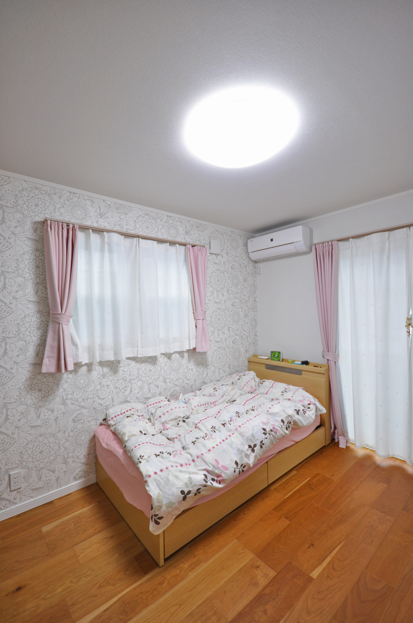 個性ある壁紙を使用したかわいい寝室 Bedroom Tokyo Suburbs By 株式会社コグマホーム Houzz