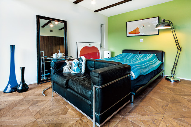 壁の色や家具の配置をそのままに 今まで住んでいた部屋を再現したという寝室の床は 寄木のフローリングを採用 真新しさを出さずに まるでずっと前から住んでいるような Minimalistisch Schlafzimmer Sonstige Von High Quality Build Houzz