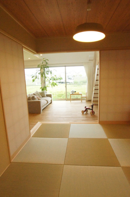 飽きないシンプル。吹抜けが気持ちいい家が1000万円台 - Soveværelse 