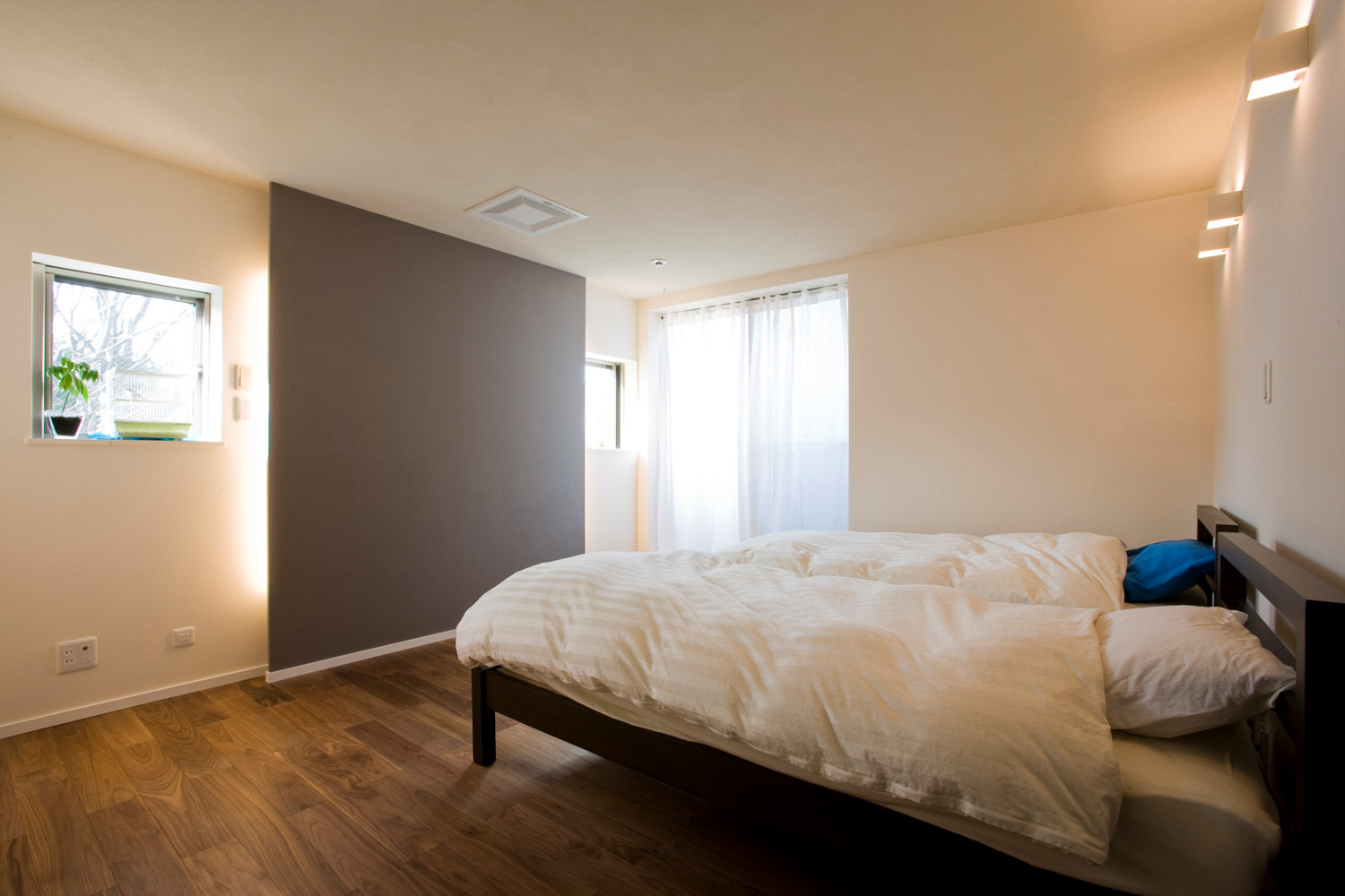 2階の寝室です ふかした壁に間接照明をつけています 壁は舎コール系を選択し 落ち着いた雰囲気に仕上げています Modern Bedroom Tokyo By 下田設計 Houzz