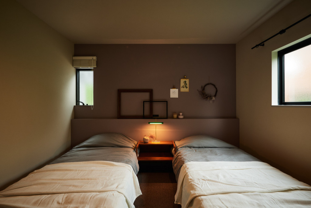 おしゃれな寝室 紫の壁 壁紙 の画像 21年8月 Houzz ハウズ