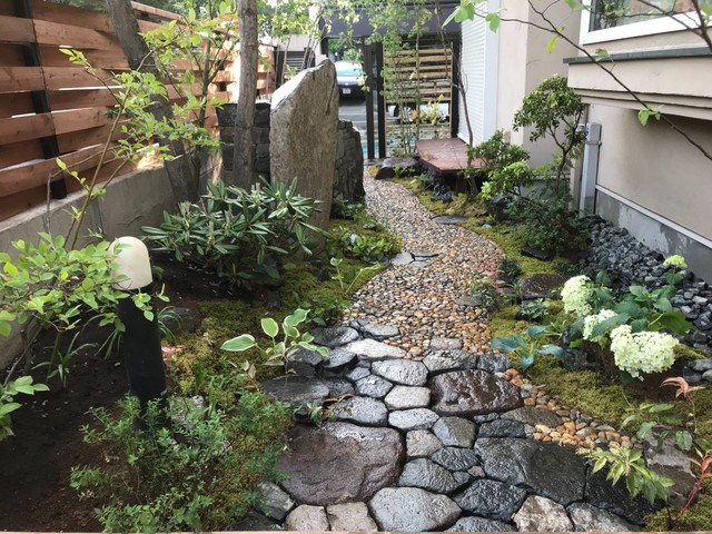ウッドフェンスと自然石のアプローチ Jardin Tokyo Par 成城グリーン株式会社 Houzz