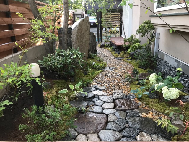 ウッドフェンスと自然石のアプローチ Japonais Jardin Tokyo Par 成城グリーン株式会社 Houzz