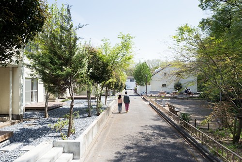 Houzzツアー 緑豊かな環境にとけこんだインターナショナルなシェアハウス Houzz ハウズ