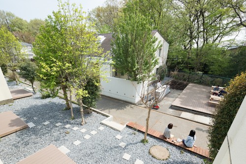 Houzzツアー 緑豊かな環境にとけこんだインターナショナルなシェアハウス Houzz ハウズ