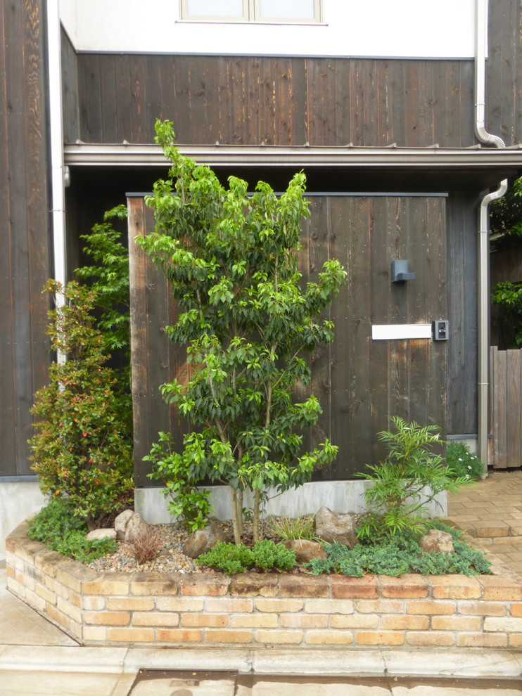 ナチュラルな住まいを引き立てる花壇レイアウト Landscape Other By 造園 庭造り専門店 新美園
