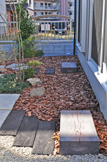 バークチップ仕上げによるナチュラルエリア Jardin Autres Perimetres Par 造園 庭造り専門店 新美園 Houzz