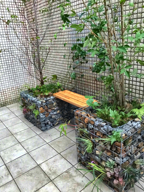 ベンチ つるバラフェンス付きガビオンのプランター Japones Jardin Tokio De 成城グリーン株式会社 Houzz