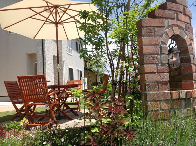 レンガ積の門柱とジューンベリーが出迎える家 Scandinave Jardin Autres Perimetres Par 株式会社エクステリアモミの木 Houzz