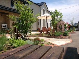 レンガ積の門柱とジューンベリーが出迎える家 Scandinave Jardin Autres Perimetres Par 株式会社エクステリアモミの木 Houzz