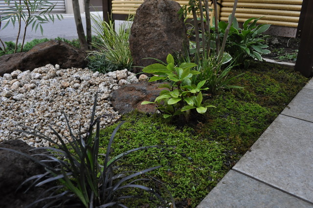 一坪のスペースの小庭の中で 和風ナチュラルの融合を Japones Jardin Tokio De 造園 庭造り専門店 新美園 Houzz