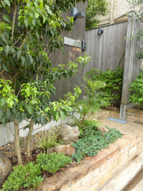 乾燥に強いコニファーと自然石のレイアウト Garden Other By 造園 庭造り専門店 新美園 Houzz Ie