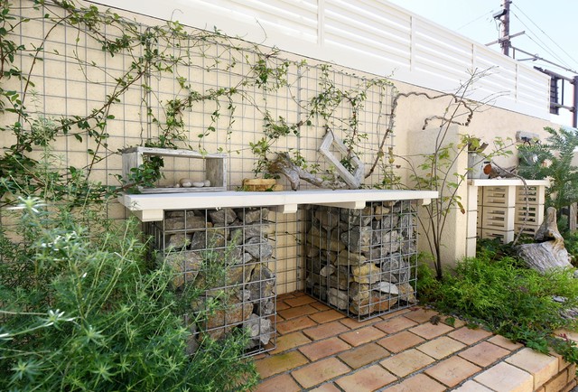 使い込まれたガーリーな雰囲気の大人可愛いシャビーシックガーデン シャビーシック調 庭 他の地域 株式会社オンリーワンクラブ Houzz ハウズ