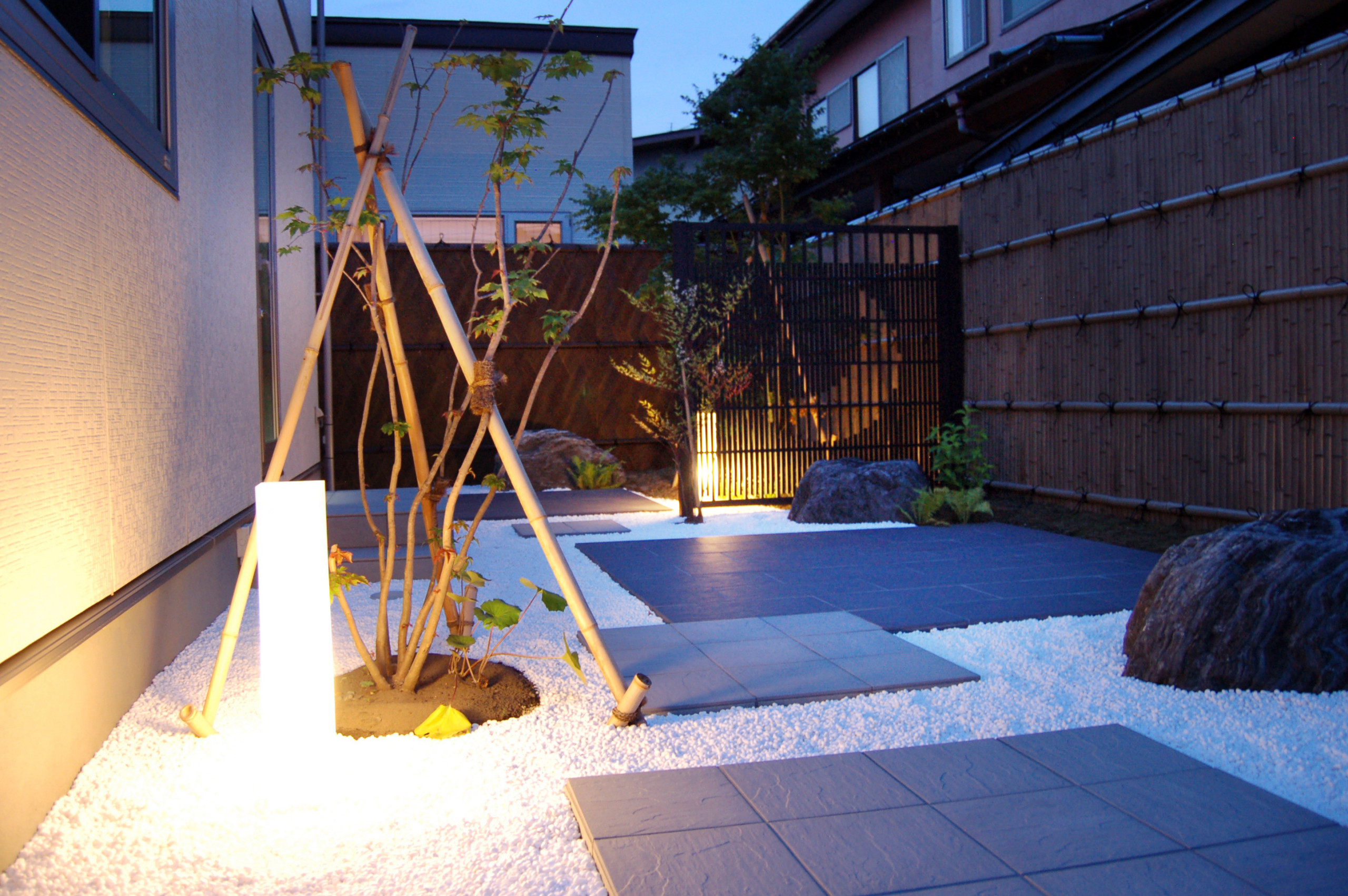 光が夜に溶け込み照映する和モダンな佇まい Japanese Modern Landscape Other By カントリーガーデン Houzz