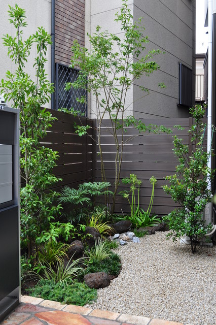 割れ石の水盤が風情を感じさせる 和風ナチュラルな庭 Yaponskij Sad Drugoe Ot Eksperta 造園 庭造り専門店 新美園 Houzz Rossiya