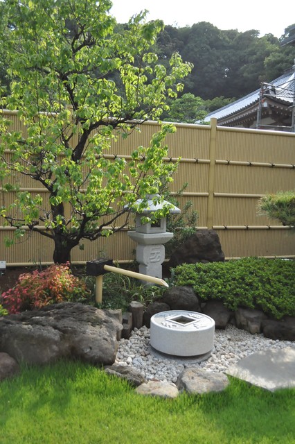 古くより見られる梅と手水鉢の組み合わせ Japanese Garden Yokohama By 造園 庭造り専門店 新美園 Houzz