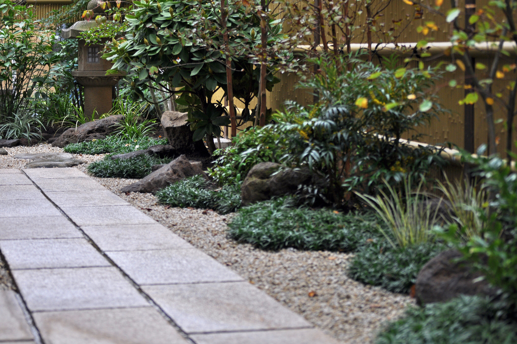 和庭の奥行きを楽しむ Japanese Landscape Tokyo By 造園 庭造り専門店 新美園 Houzz