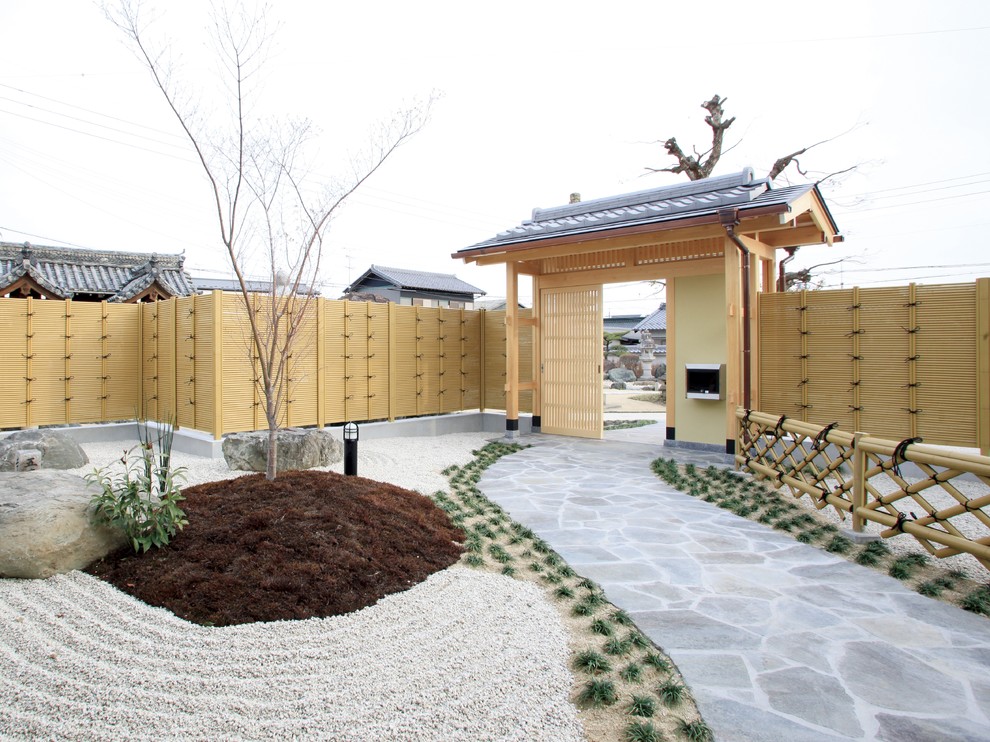 和風アプローチがみす垣で格調高い雰囲気に Japanese Landscape Other By 株式会社タカショー