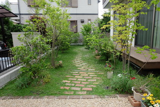 四季のお花と緑を楽しむ バラのアプローチと雑木林風のお庭 Kantri Sad Drugoe Ot Eksperta ビズガーデニング株式会社 Houzz Rossiya