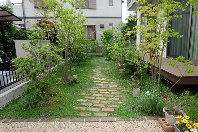 四季のお花と緑を楽しむ バラのアプローチと雑木林風のお庭 Casa De Campo Jardin Otras Zonas De ビズ ガーデニング株式会社 Houzz