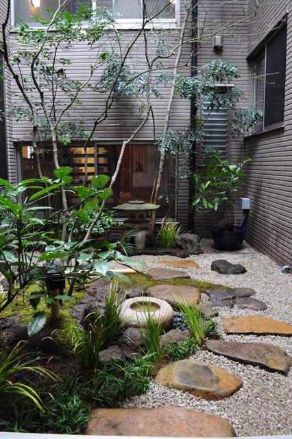 坪庭出入り口に立つ眺め Asian Garden Tokyo By 造園 庭造り専門店 新美園 Houzz Uk